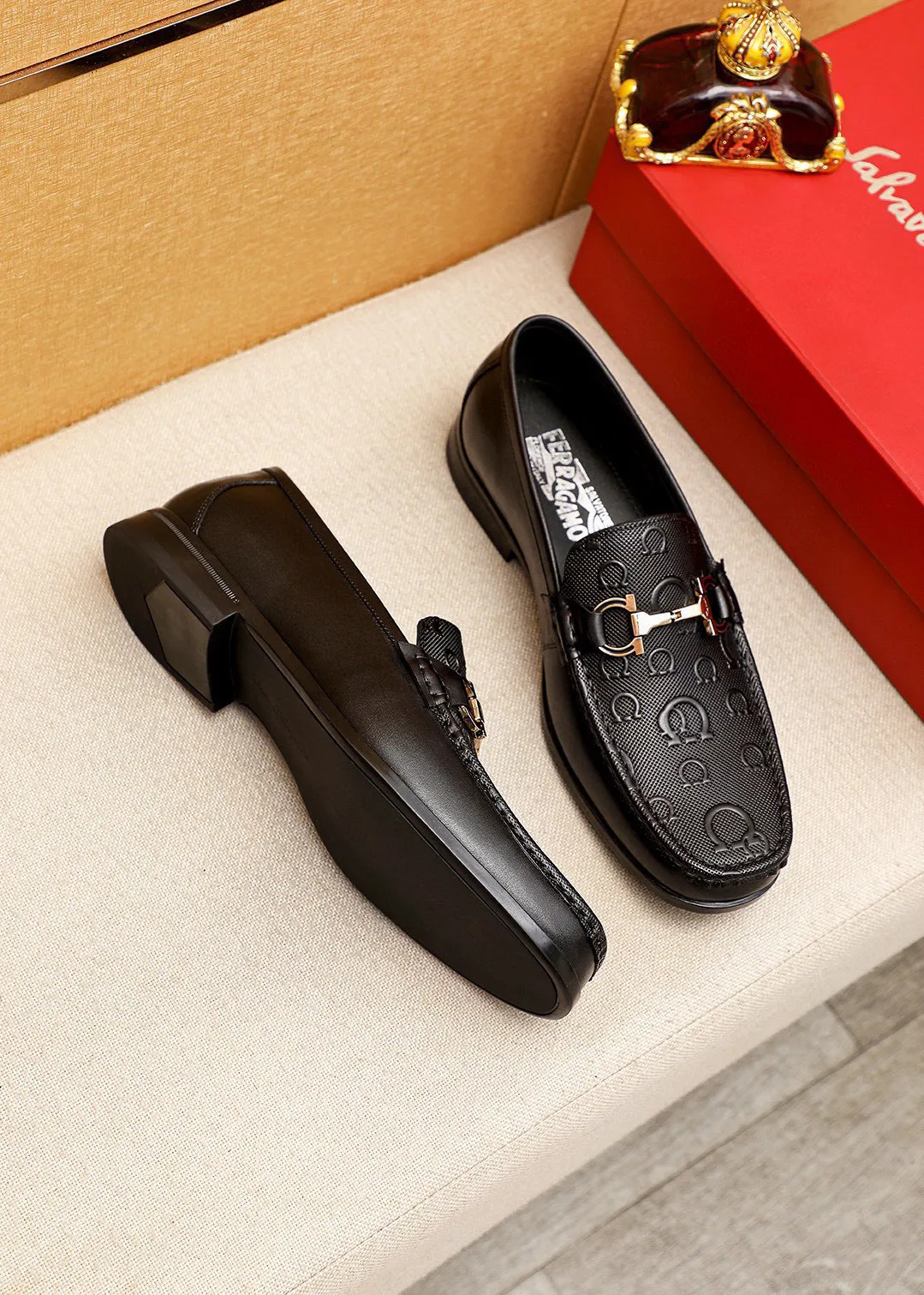 Men's shoes 💰460 💐 Product trademark: Ferragamo "Ferragamo" casual leather shoes Regular size: 38-44 (45.46🉑️customized) Product materials: Selected imported first-layer calfskin embossed upper + luxury hardware buckle, imported water-dyed cow leather lining. Strong three-dimensional visual effect, original rubber outsole Color: 1⃣️color optional